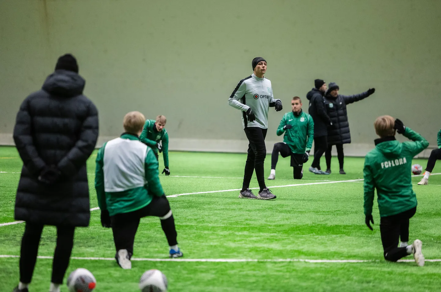 FC Flora värske füüsilise ettevalmistuse treener Alonso Dávila Lourenço De Lima juhendamas meeskonna soojendust esmaspäevasel treeningul Lilleküla jalgpallihallis.