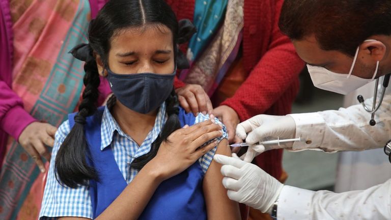 Врачи в Индии говорят, что многие подростки очень боятся укола