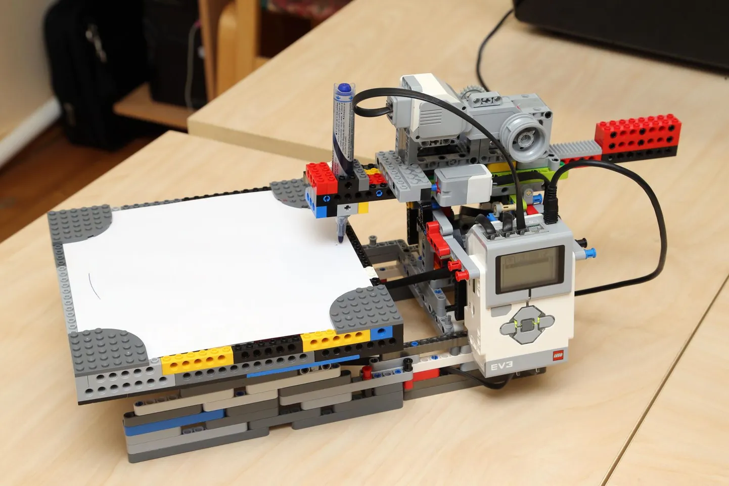 Laste loodud robot.