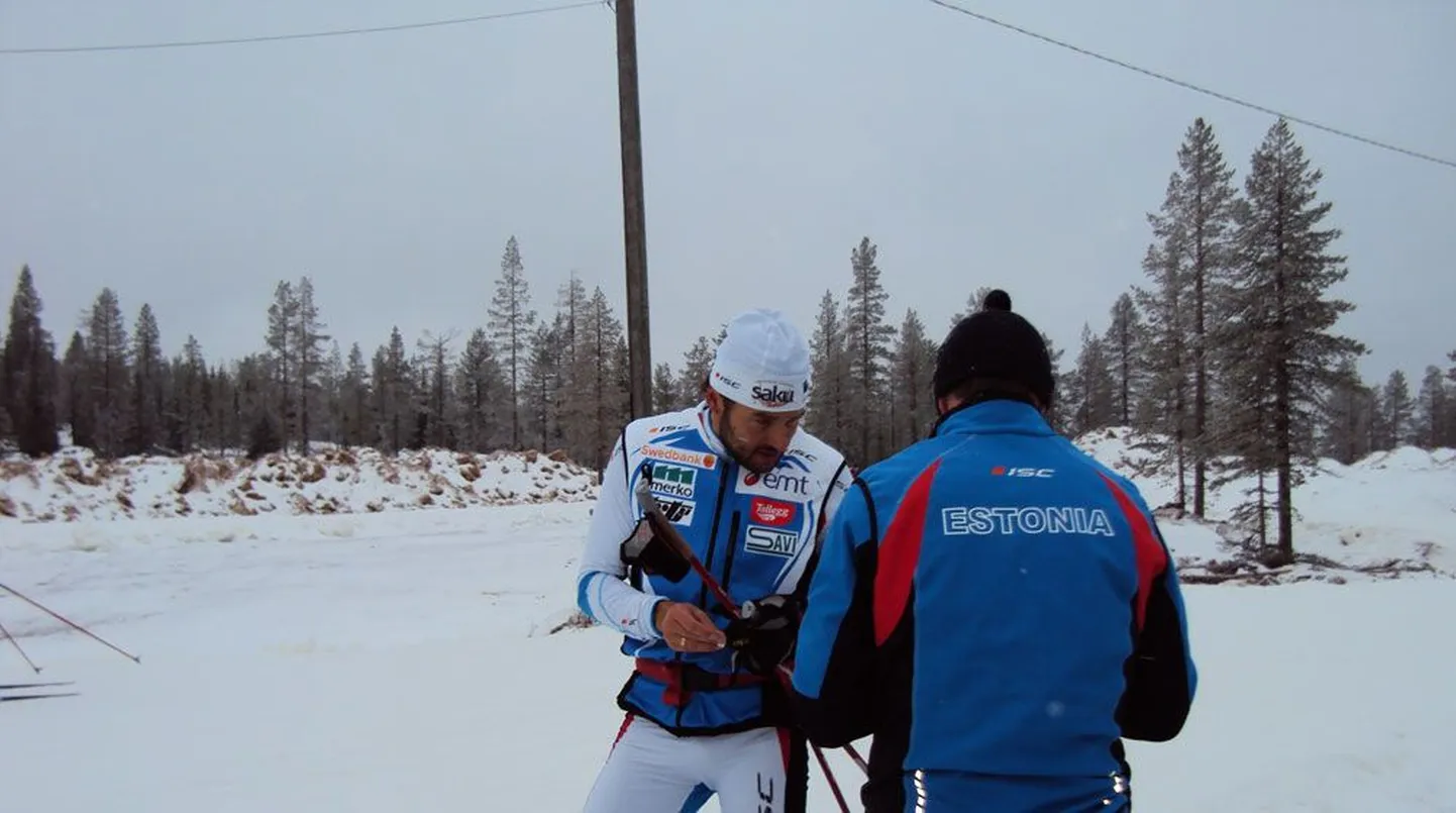 Suusakoondise arst Tarvo Kiudma mõõdab Andrus Veerpalul laktaaditaset. Mõlemad mehed võivad rahulolevalt tõdeda, et seagripp on Eesti koondislastest kaarega mööda käinud.