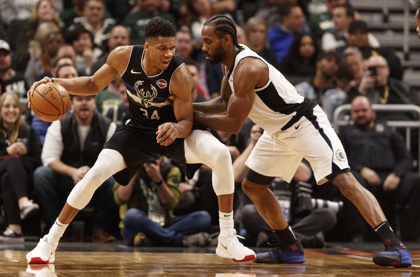 Giannis Antetokounmpo palliga Kawhi Leonardi vastu mängimas.