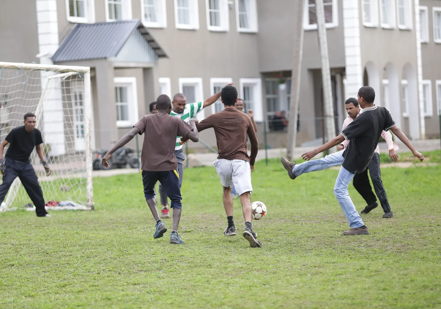 Vao varjupaigataotlejate keskuse asukad mängivad meeleldi jalgpalli.