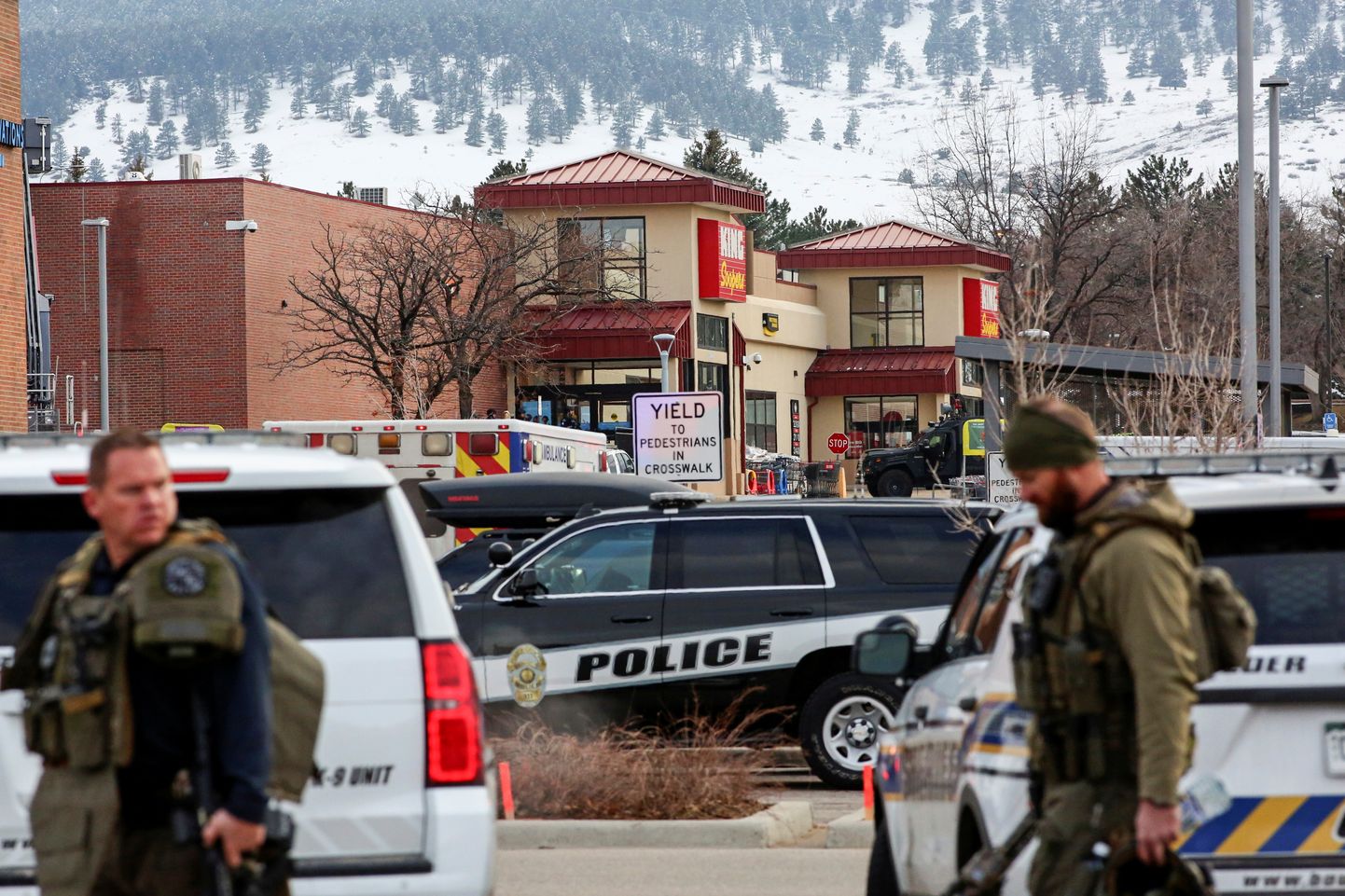 В штате Колорадо неизвестный открыл стрельбу в супермаркете.