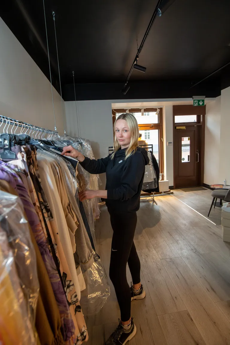 Butiigi VAAN omanik Kristi Vään saadab klientidele värsked moerõivad postiga, sest poodi pole kliente lubatud.