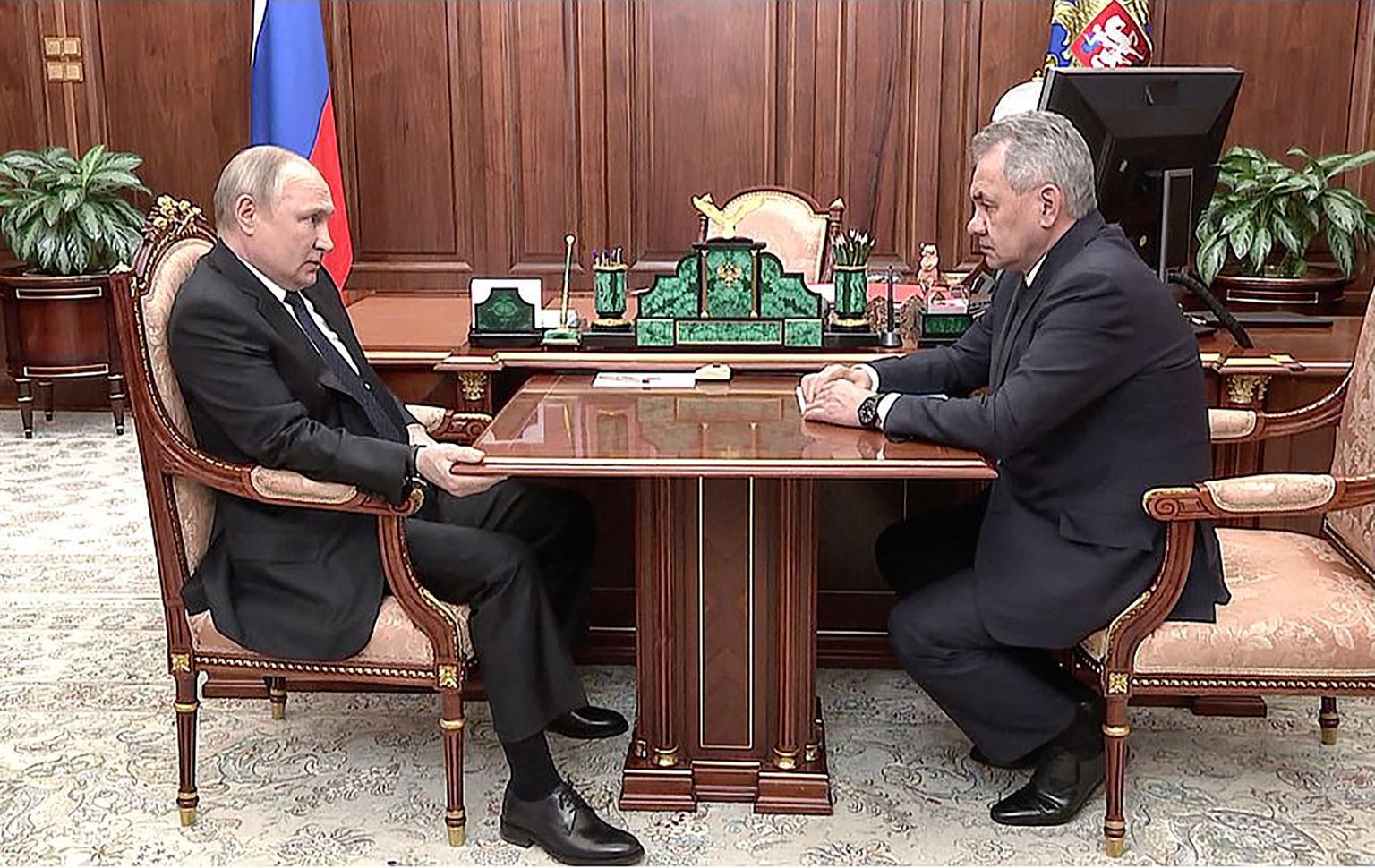 Venemaa president Vladimir Putin (vasakul) kohtus 21. aprillil Moskvas Kremlis kaitseminister Sergei Šoiguga