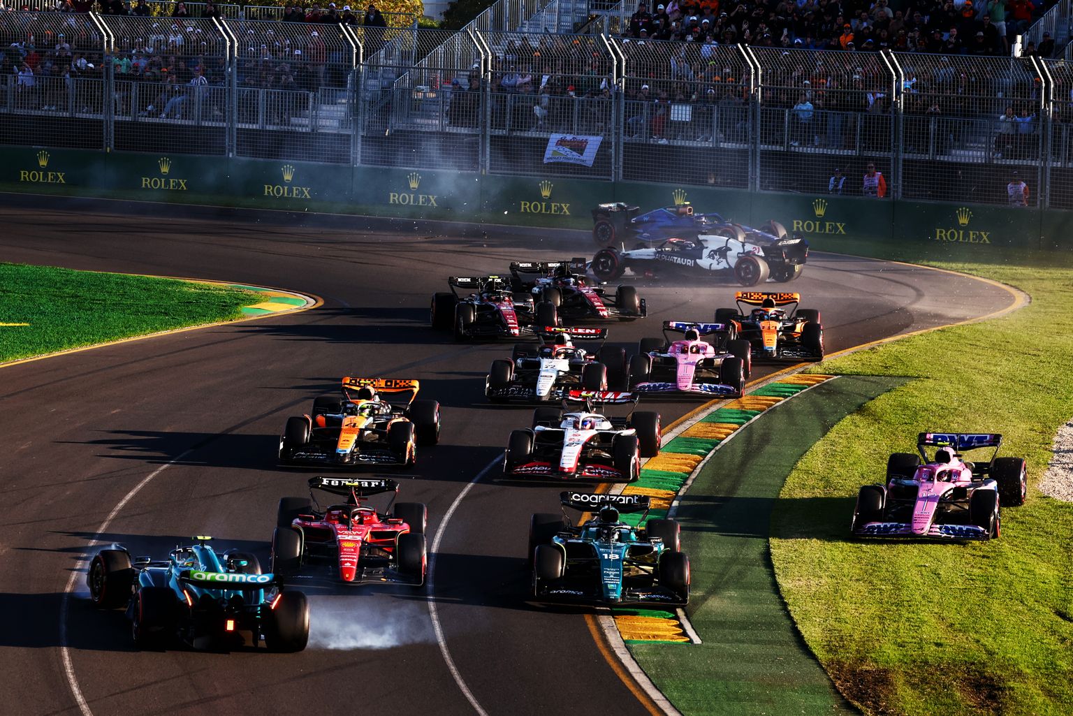 Austraalia GP seiskus mitu korda avariide tõttu.