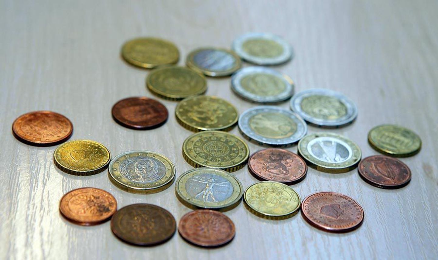 Eilne kiiruuring näitas, et Männimäe Selveri kassadesse oli eelmise päeva õhtuks kogunenud lisaks Eesti omadele kaheksa riigi rahvuslike külgedega euromünte.