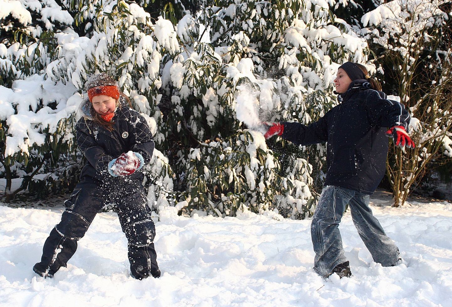 Lumesõda mängivad lapsed