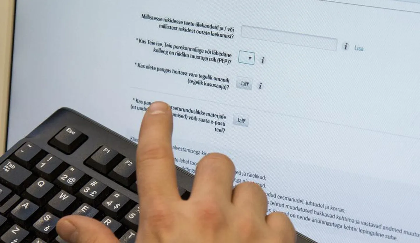 Igal pangal on oma meetod, kuidas infobaasis isikuandmeid värskendada. Paljud SEB kliendid on viimasel ajal internetipanka sisenedes leidnud eest kohustusliku küsimustiku, milles muu hulgas päritakse, millistesse riikidesse inimene ülekandeid teeb.