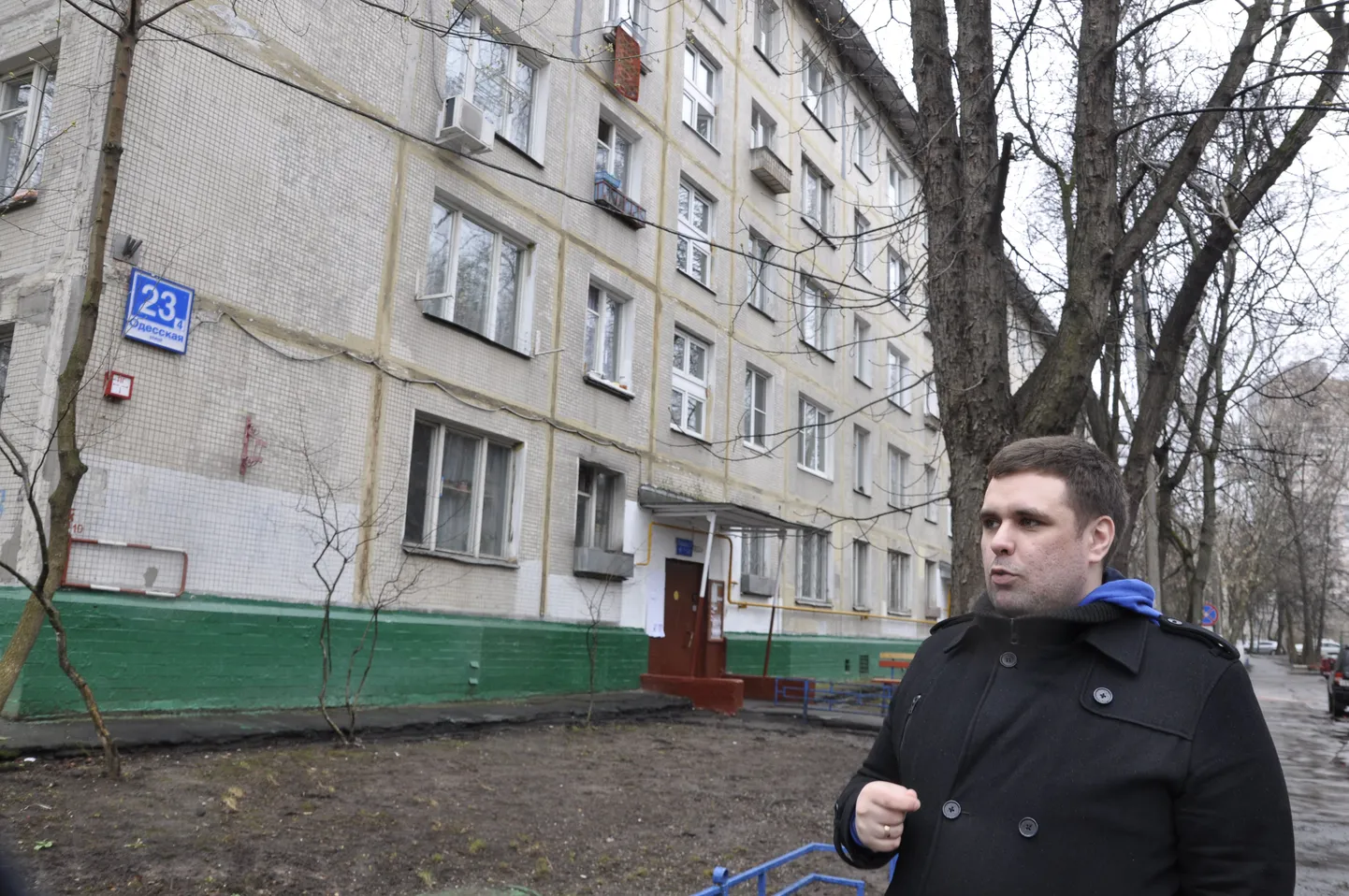 Konstantin Jankauskas tüüpilise kõige vanemat tüüpi rõdudeta hruštšovka ees.