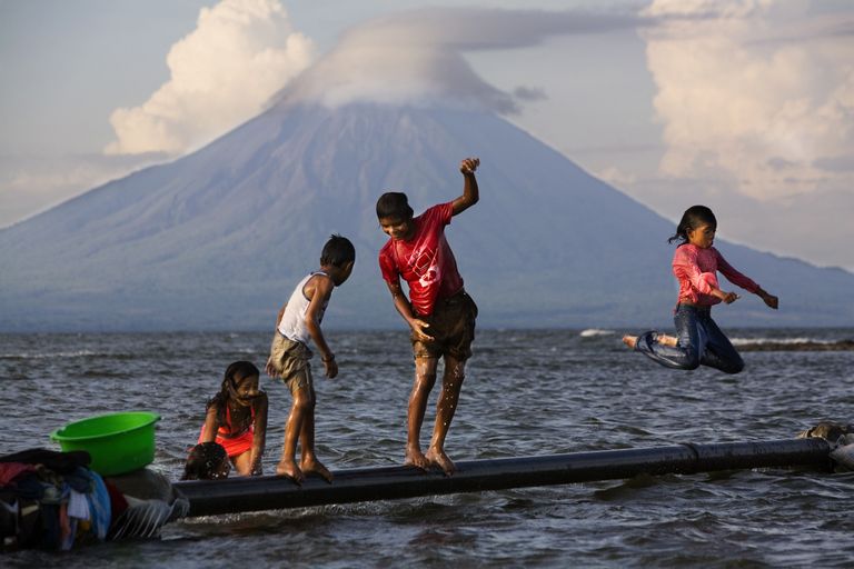 Lapsed mängimas Nicaragua järvel