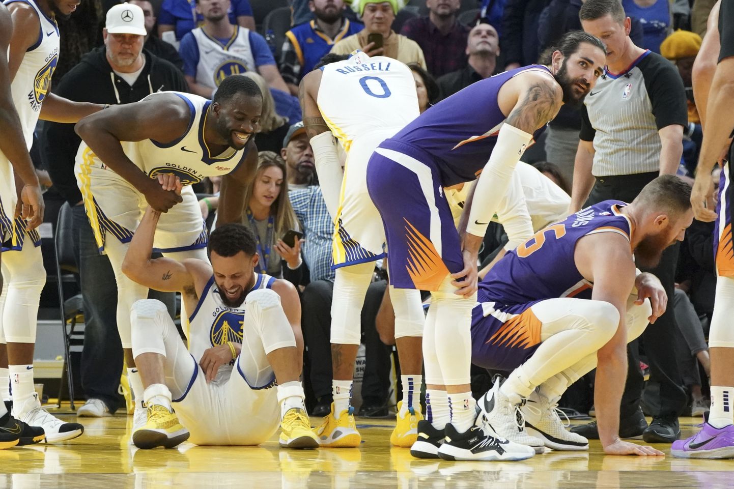 Golden State Warriorsi mängujuht Stephen Curry murdis käeluu mängus Phoenix Sunsiga kolmandal veerandajal.