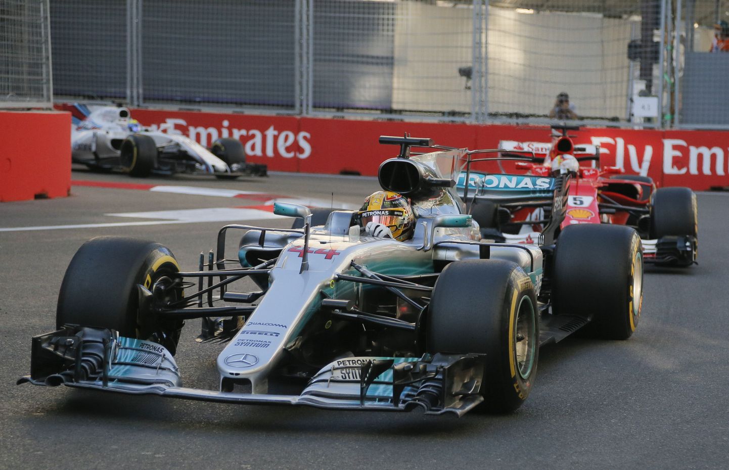 Lewis Hamilton ees, Sebastian Vettel järel: lõpuks lõpetati Bakuus aga vastupidises järjekorras.
