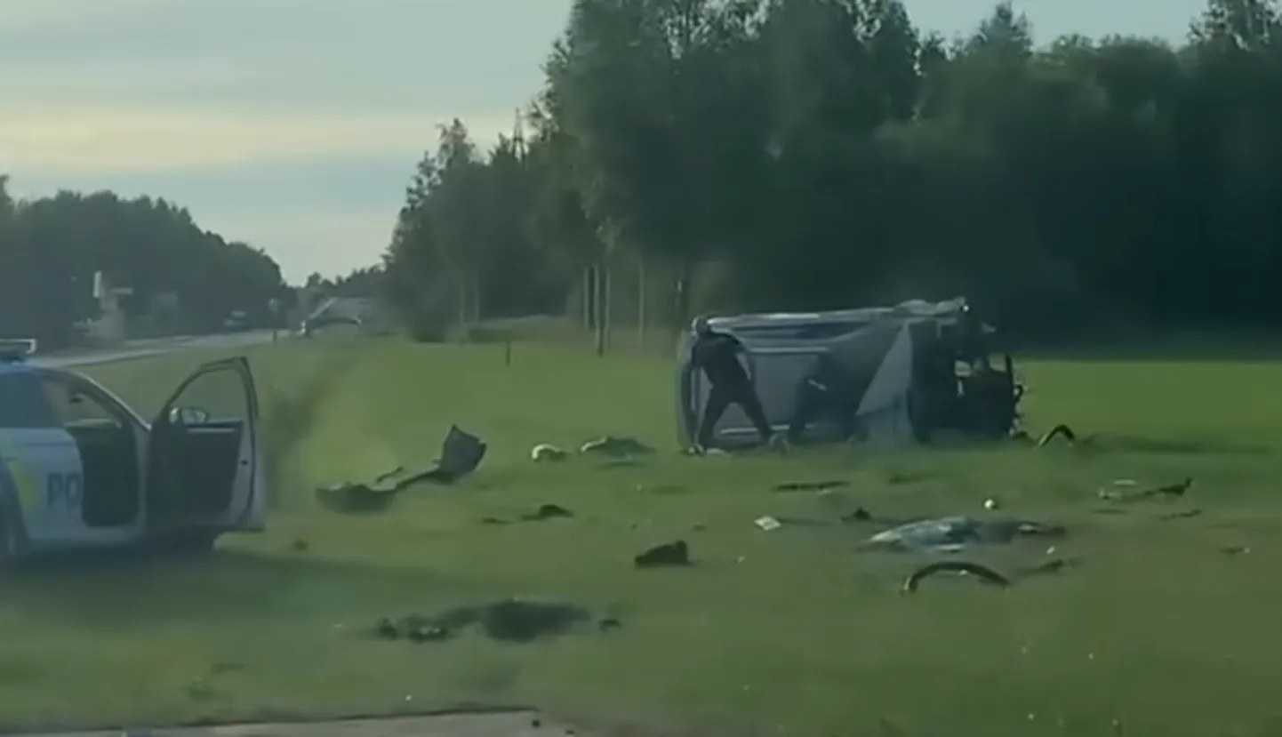 В Елгаве подростки на машине CityBee убегали от полиции и попали в аварию