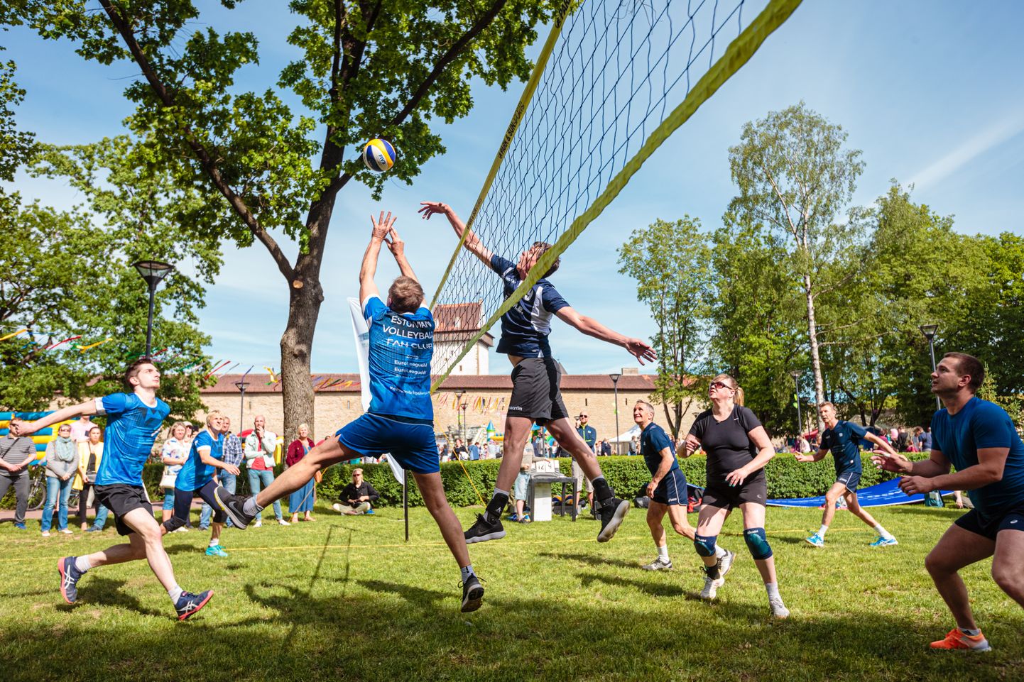 Один из динамичных моментов нарвской игры 1 июня в честь столетия эстонского волейбола. В схватке у сетки - капитаны команд Ханно Певкур (слева) и Алексей Евграфов.