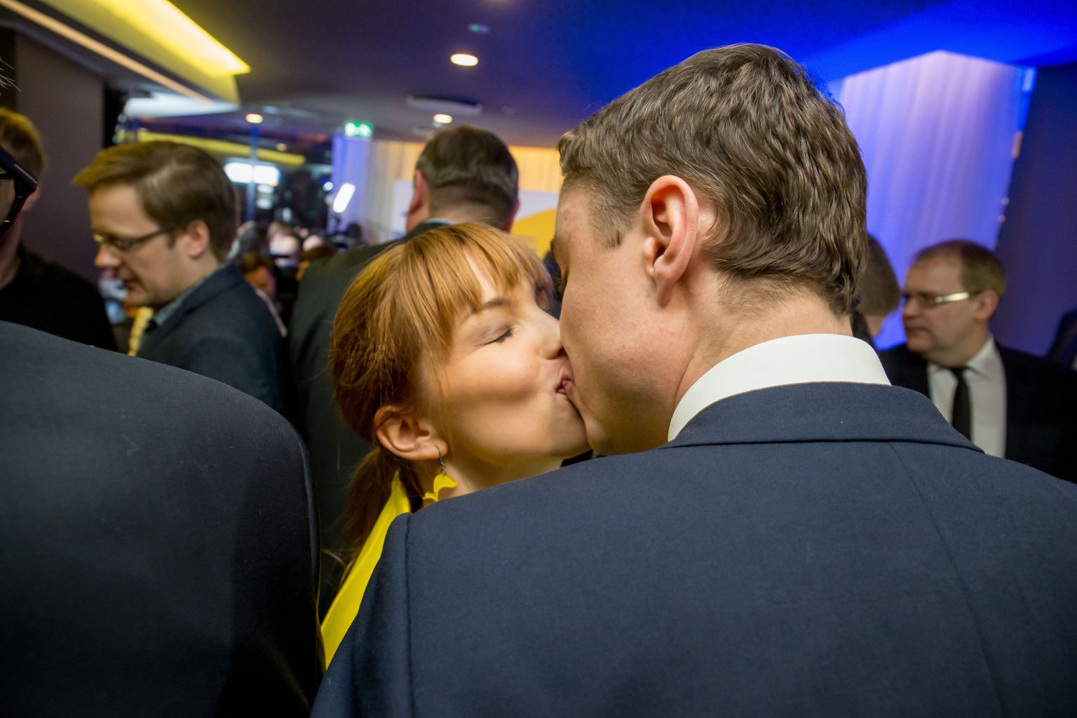 Luisa Värgi ja Taavi Rõivase võidukas suudlus pärast edukaid riigikogu valimisi.