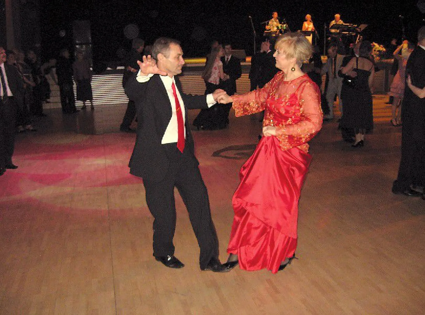 Тамара Христофорова танцует вместе с супругом.