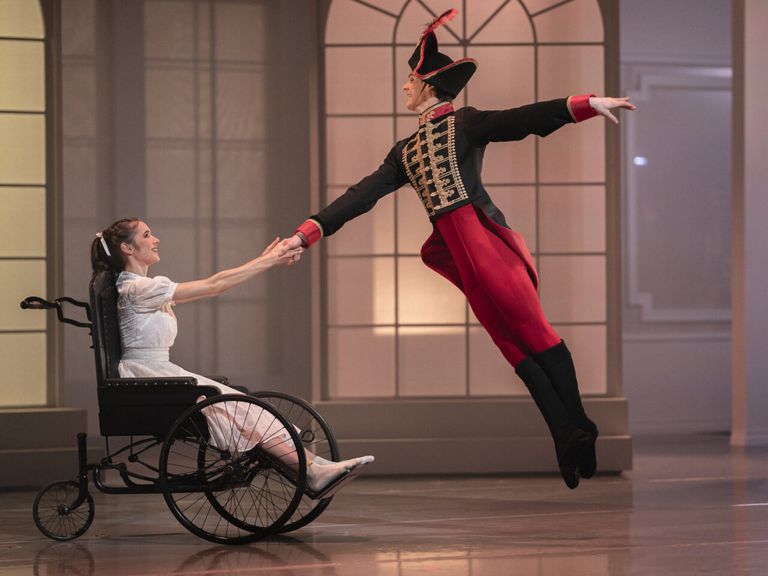 Koos balletisolistide Caroline Maquignoni ja Colby Samuel Louis Cattoniga on laval ratastool, mis on Vanemuises olnud rekvisiidina kasutusel aastast 1969.