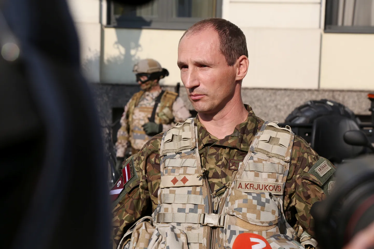 Zemessardzes Rīgas brigādes komandieris pulkvežleitnants Aivars Krjukovs piedalās preses konferencē pēc Civilās aizsardzības komisijas sēdes Rīgas domē, kurā diskutēja par pilsētas gatavību civilo krīžu situācijām, lēma par nākotnes uzdevumiem saistībā ar civilās aizsardzības sistēmas pilnveidošanu, kā arī pārrunāja militārā mācību cikla "Namejs 2020" norisi.