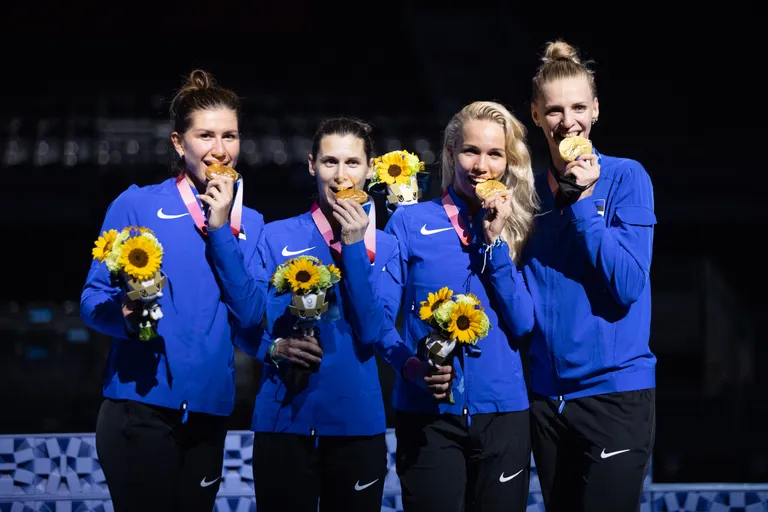 Eesti vehklemiskoondis pärast Tokyo olümpiamängude võistkondlikul epeeturniiril kuldmedalite võitmist. Vasakult paremale: Julia Beljajeva, Irina Embrich, Erika Kirpu ja Katrina Lehis.