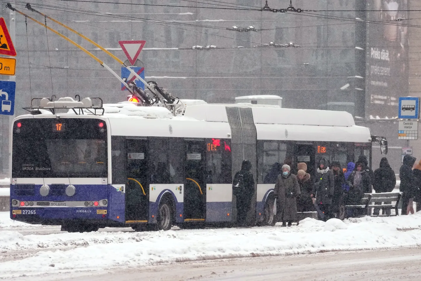 Trolejbuss pieturā "Centrālā stacija".