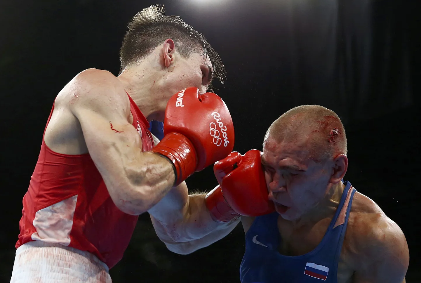 Iirlane Michael Conlan (vasakul) tümitamas venelast Vladimir Nikitinit. Kohtunikud andsid lõpuks võidu aga Vladimir Nikitinile.