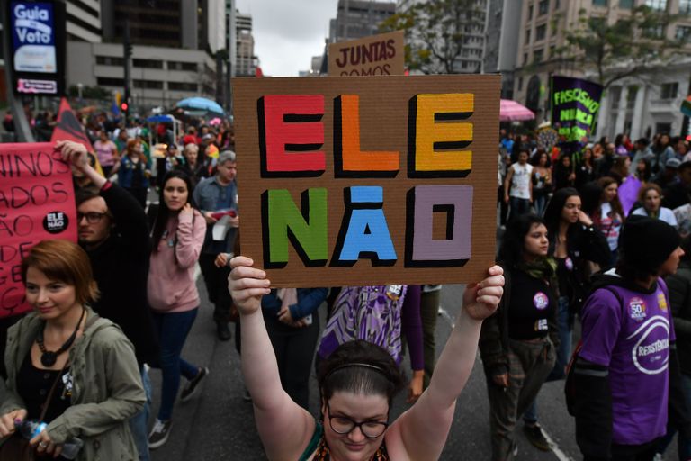 Eile toimusid Brasiilia suurimas linnas São Paulos Jair Bolsonaro vastased meeleavaldused, kus protestijad kandsid plakateid sotsiaalmeediast alguse saanud hüüdlausega «Mitte tema».