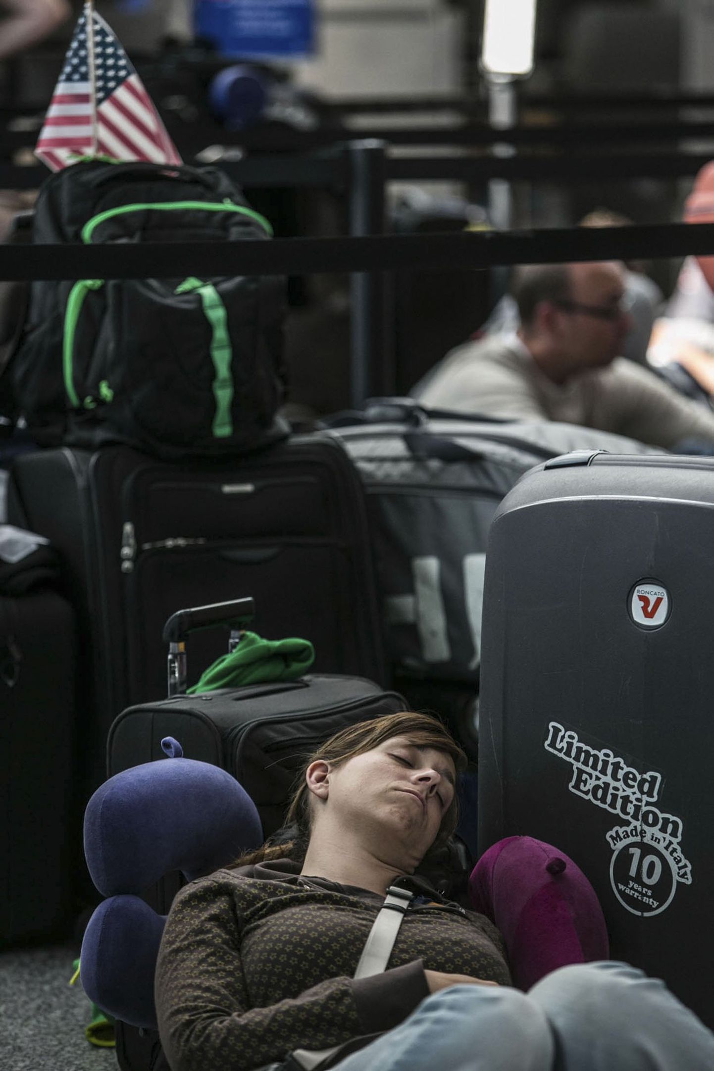Lennujaamas pole soovitav magada, sest nii on pikanäpumeestel hõlbus magaja vara puistada. Lisaks on oht lennust maha jääda.