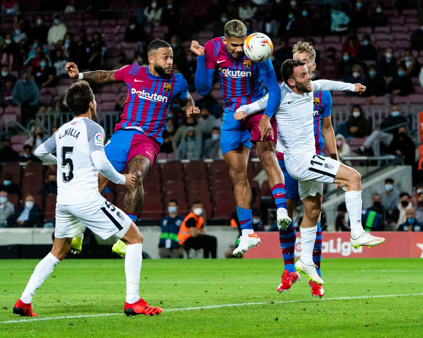 Barcelona kaitsja Ronal Araujo löömas viimaste minutite viigiväravat.