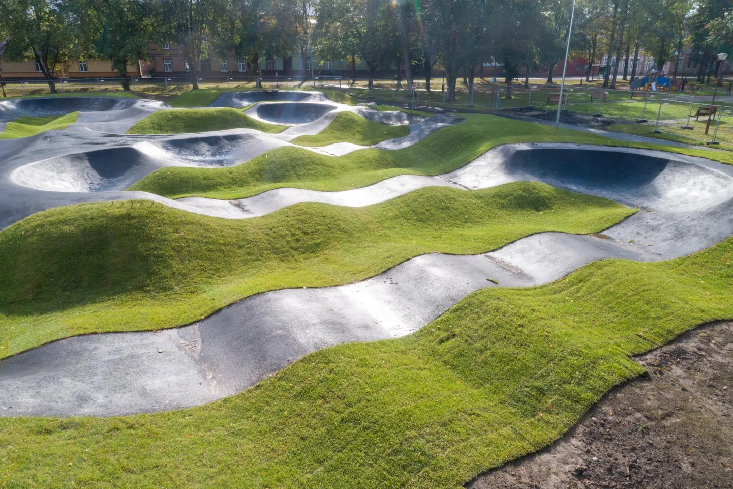 Pump track koosneb järjestikustest küngastest ja viraažidest. Foto on illustreeriv.