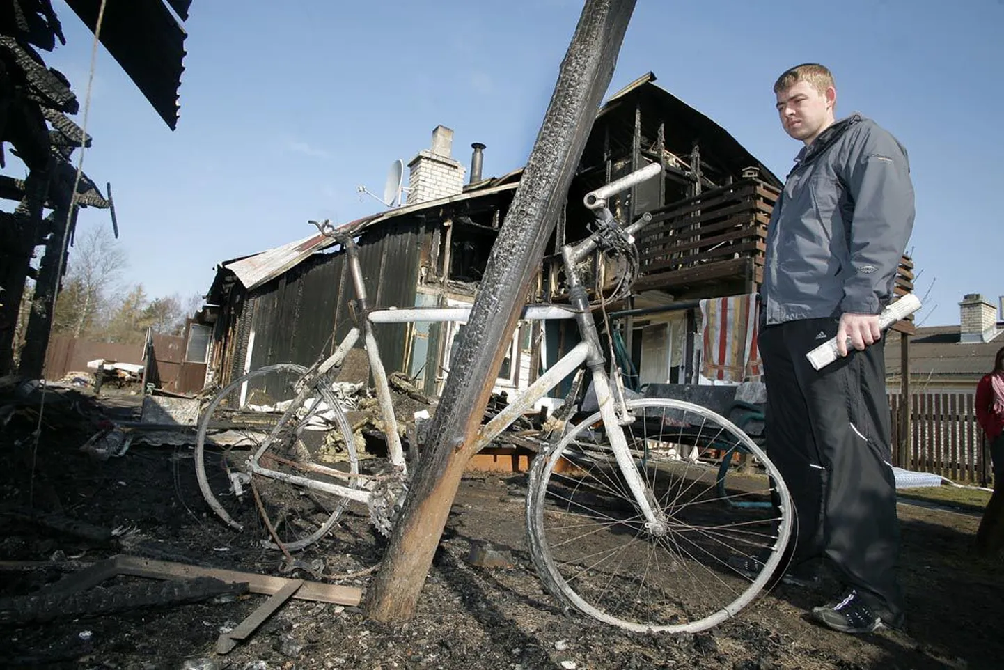 Garaažiseina vastas seisnud jalgratta hävitas tuli täielikult nagu ka Sven Saue perekonna maja.