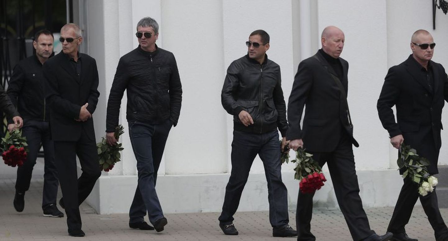 Slava Gulevitš (paremalt teine) allilmaliidri Nikolai Tarankovi matustel.