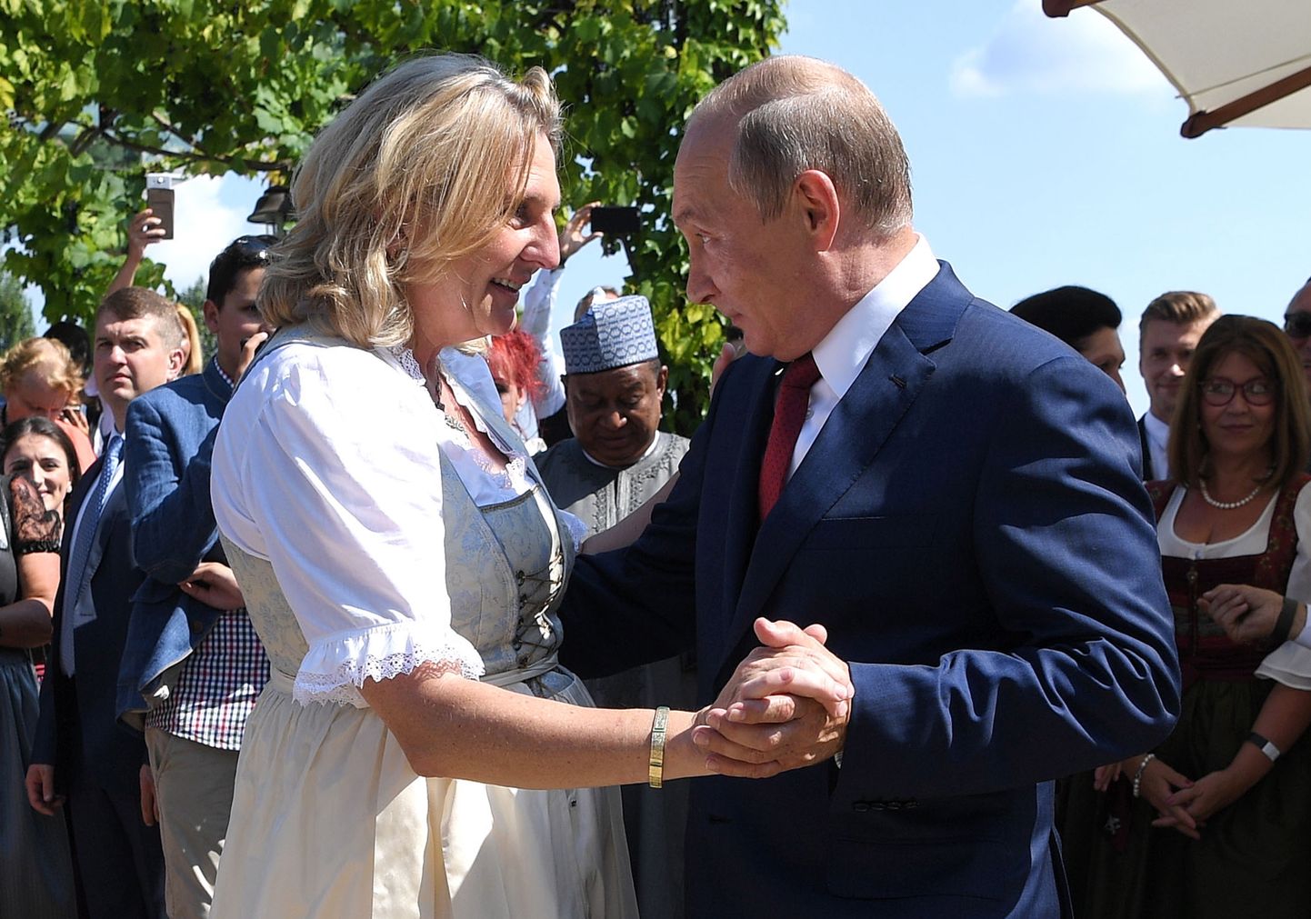 Танец Путина и Кнайсль на свадьбе австрийского экс-министра в августе 2018 года