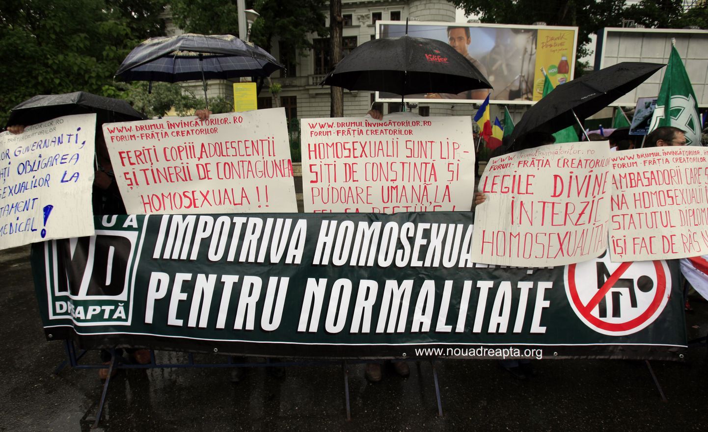 Ka kevadine Bukaresti homoparaad tõi tänavatele inimesed, kes sellist üritust oma kodulinnas näha ei soovinud. «Homoseksuaalsuse vastu, normaalsuse poolt!» ütlesid plakatid sealsel meeleavaldusel.