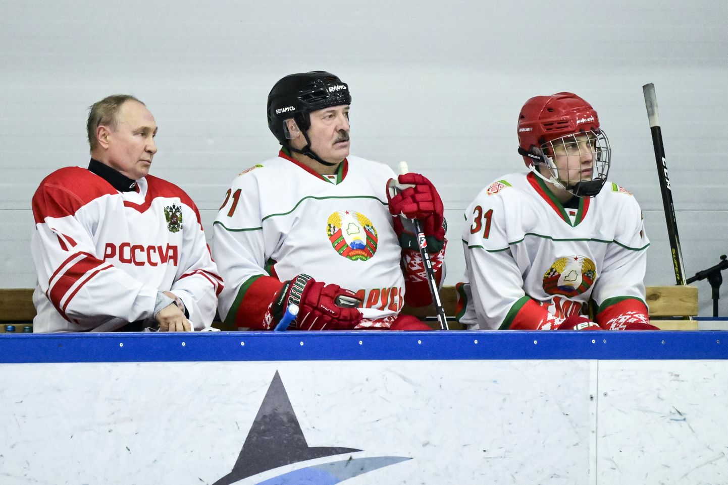 (No kreisās) Vladimirs Putins, Aleksandrs Lukašenko un Nikolajs Lukašenko.