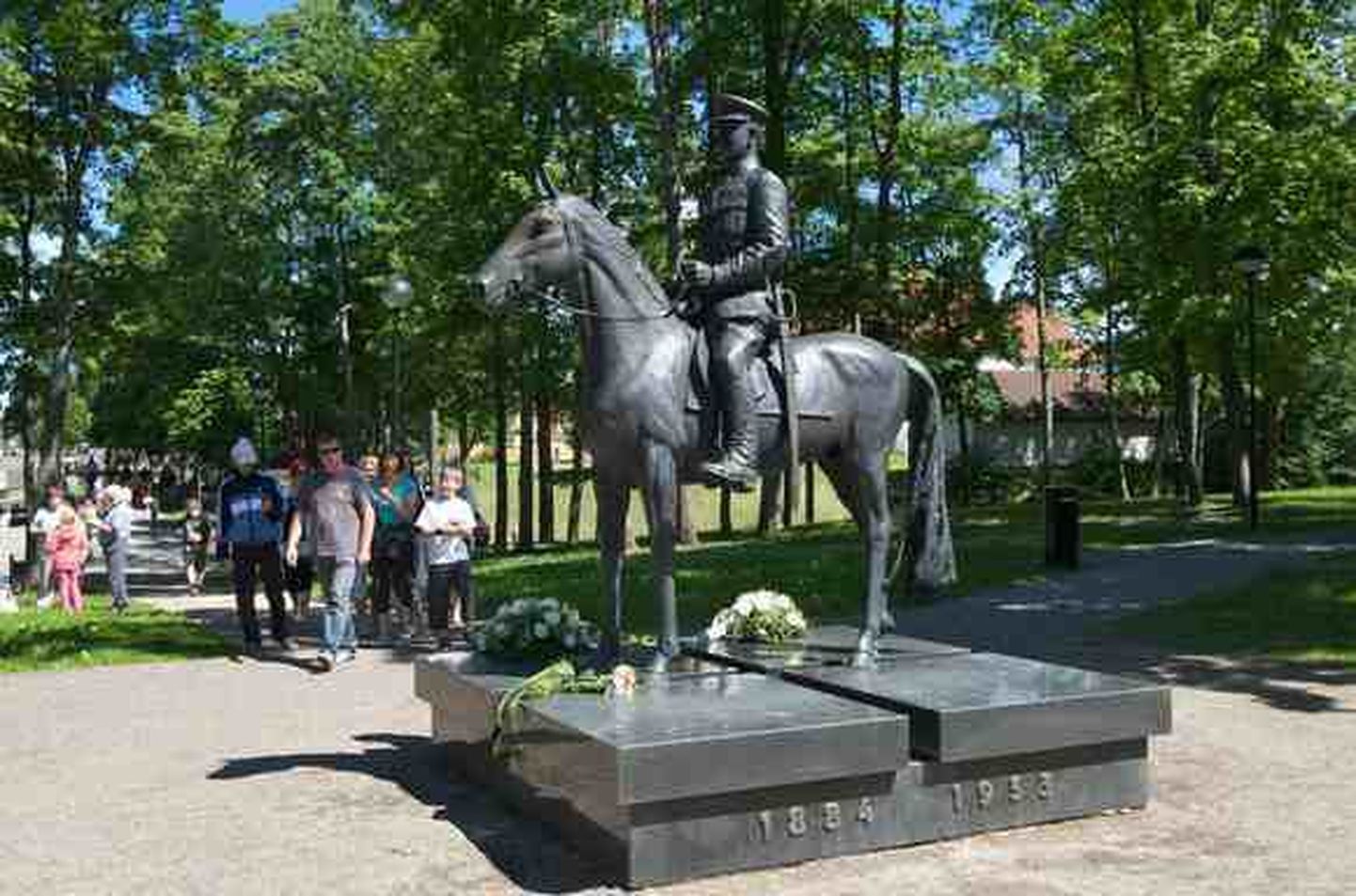Kindral Laidoneri ratsamonument Viljandis.
