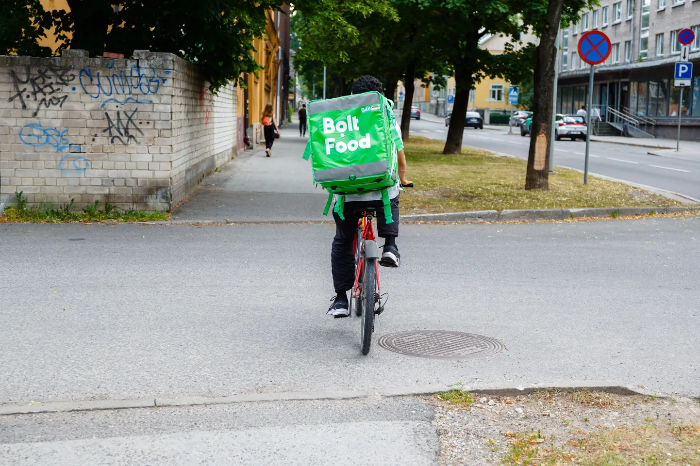 Bolt Food kullerid tegutsemas Tallinna kesklinnas. Pilt on illustreeriv.