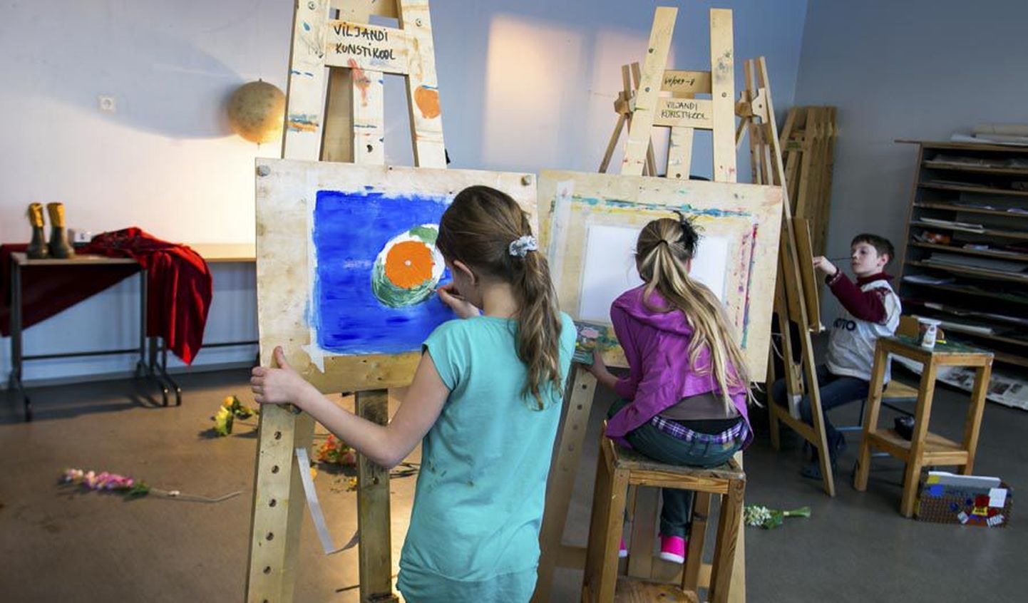 Kuniks Viljandi linnavalitsus pole kunstikoolile uusi ruume leidnud, tuleb lastel endiselt joonistamas ja maalimas käia Männimäel.