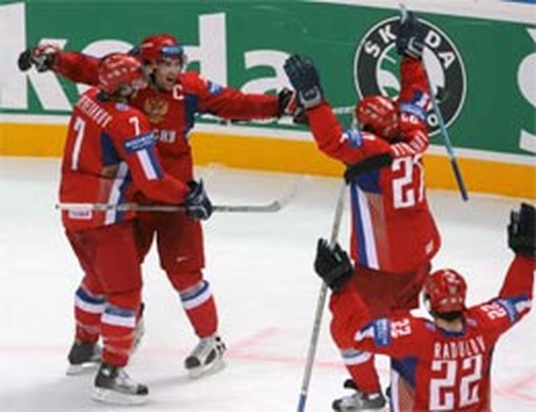 Krievijas hokejisti līksmo pēc piekto vārtu guvuma. Otrais no kreisās - vārtu autors un komandas kapteinis Pjotrs Šcastļivijs. 