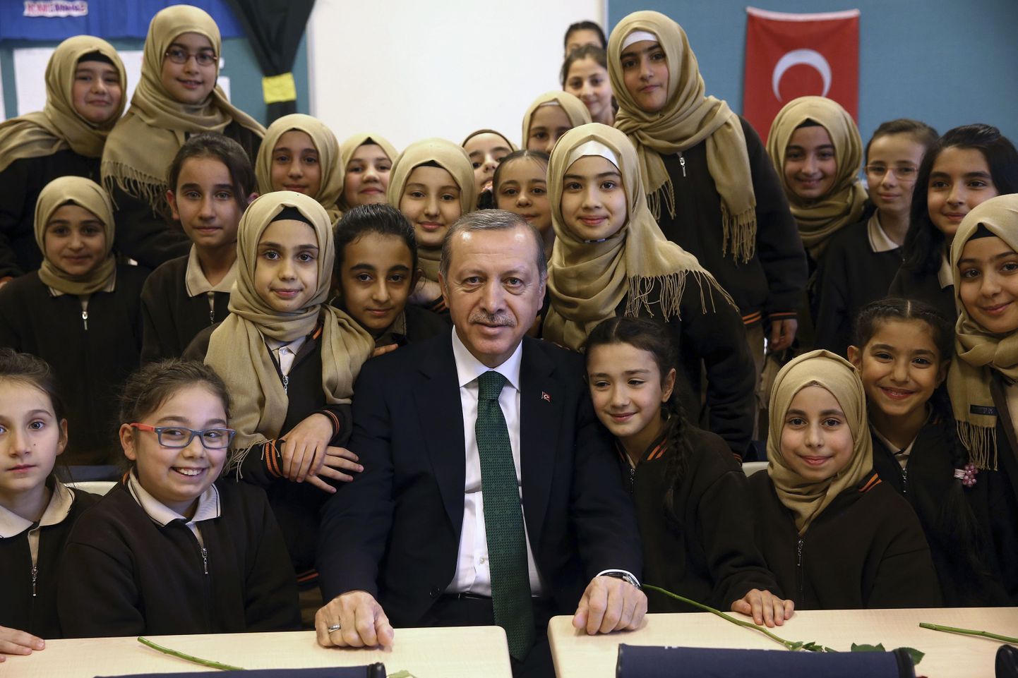 Türgi president Recep Tayyip Erdoğan Istanbuli tüdrukutekooli õpilastega.