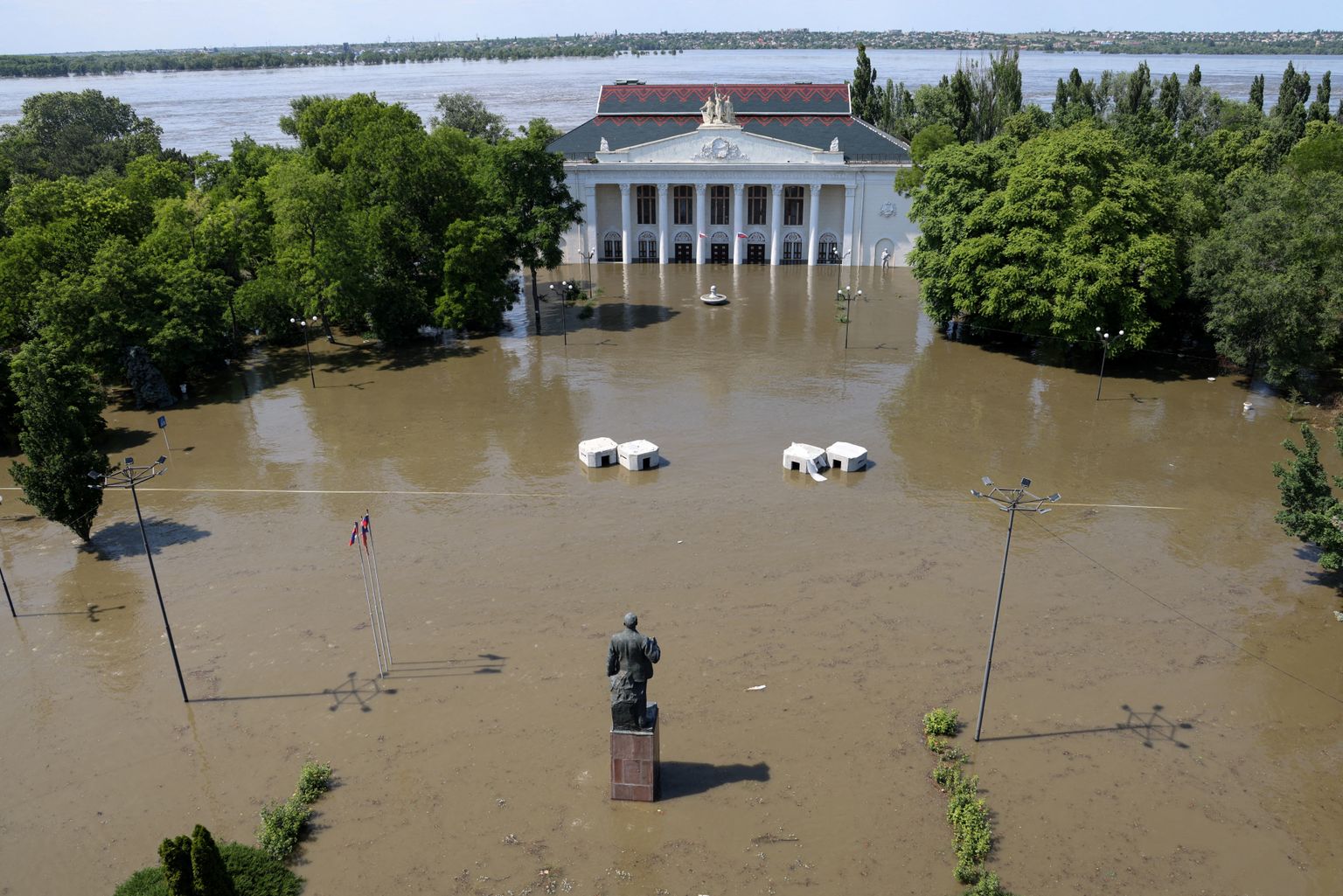 Дом Культуры в оккупированной Россией Новой Каховке после разрушения Каховской ГЭС