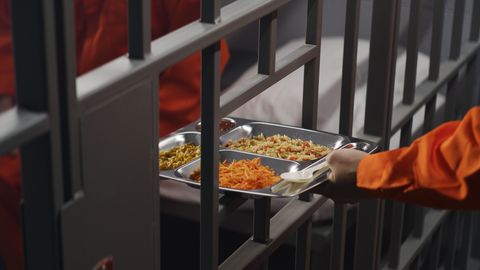 Vang kurdab toidunõude puhtuse üle: saatsin ühe taldriku ümbrikuga isegi kohtumajja!