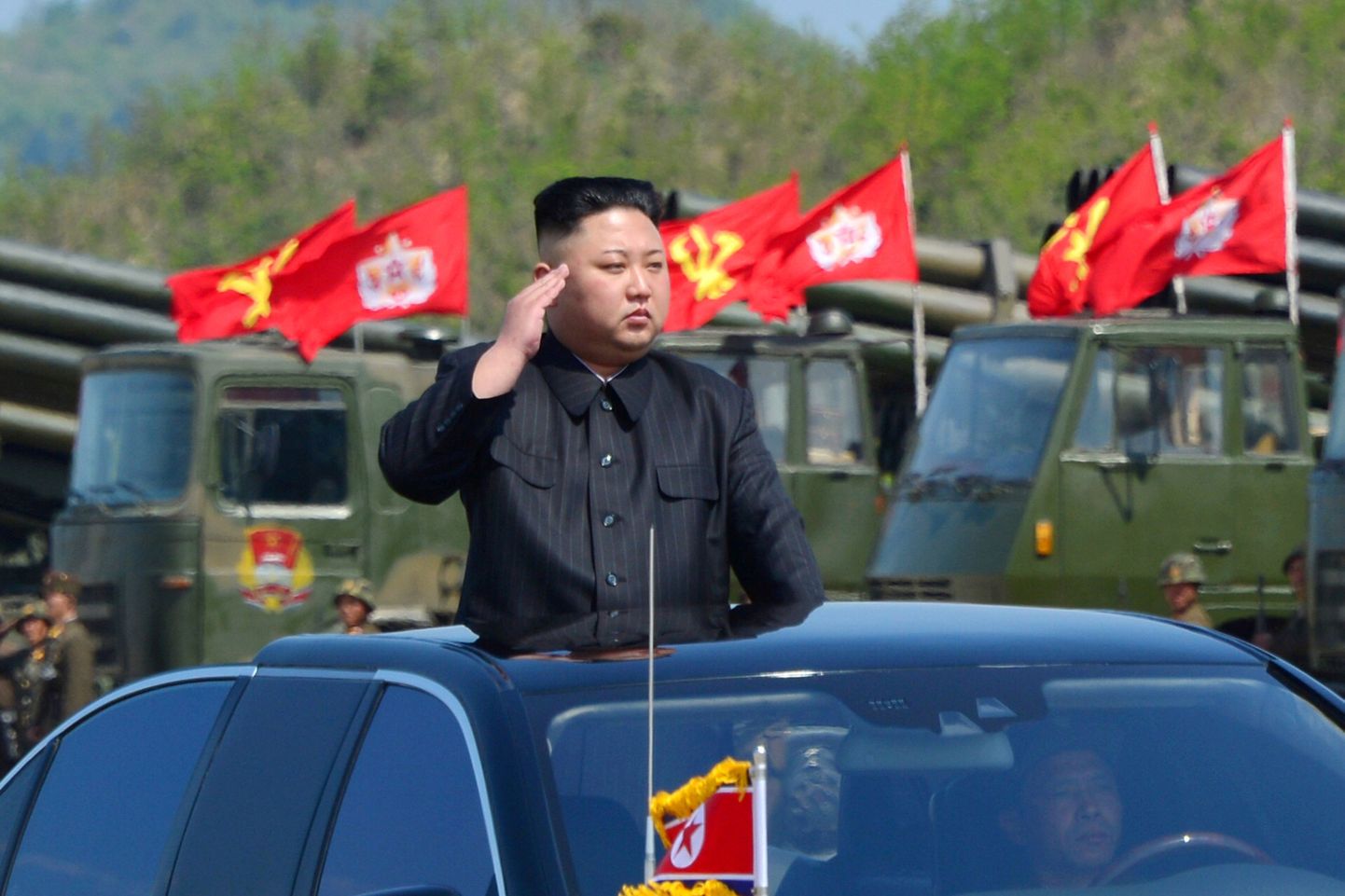 Põhja-Liider Kim Jong-un sõjaväeparaadil