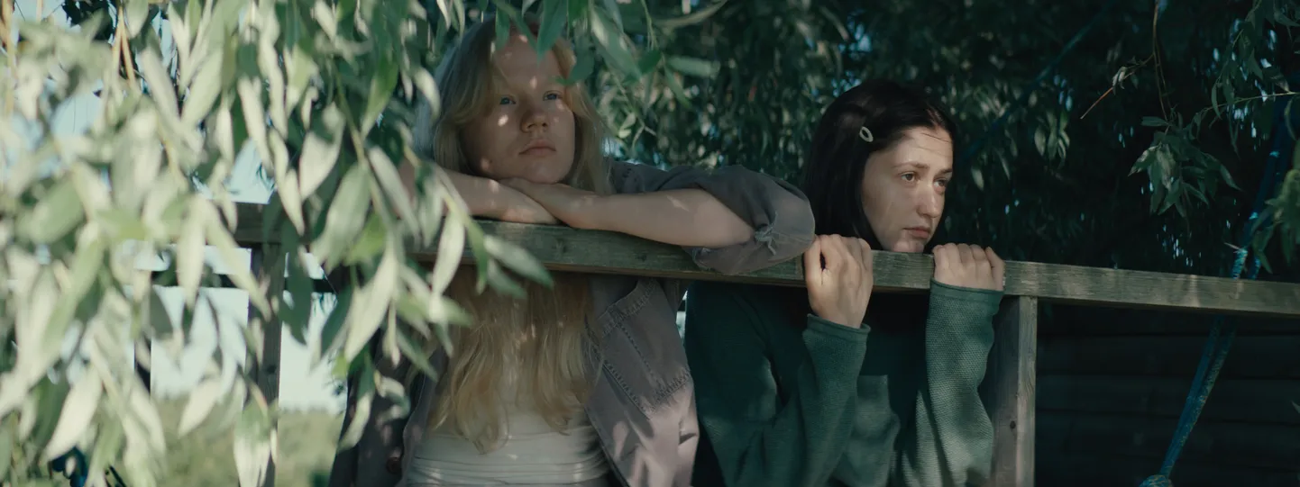 Kärt Kokkota ja Elina Masing filmis «Biwa järve 8 nägu».