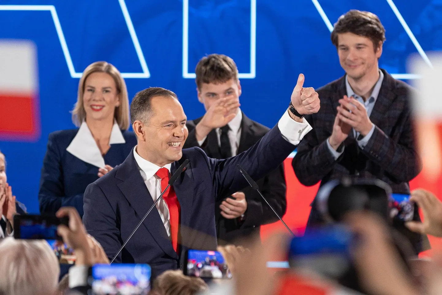 Presidendivalimised võitnud Karol Nawrocki 1. juunil Varssavis toetajate ees.