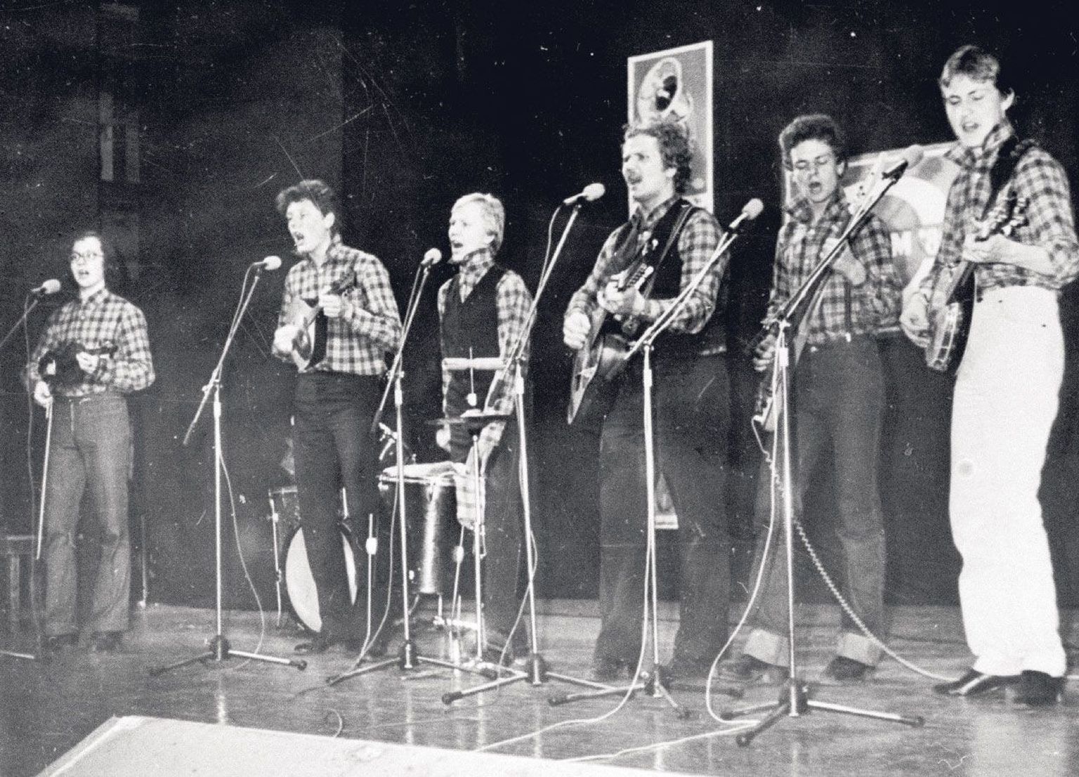 Justament oli päris alguses Miks JUTITA, kus mängisid ja laulsid Tiit Nikopensius (vasakult), Andres Dvinjaninov, Toomas Lunge, Jaan Elgula, Ivo Peetso ja Urmas Helin.