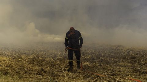 VIDEO ⟩ Kreekas plahvatas maastikupõlengu küüsi jäänud laskemoonaladu