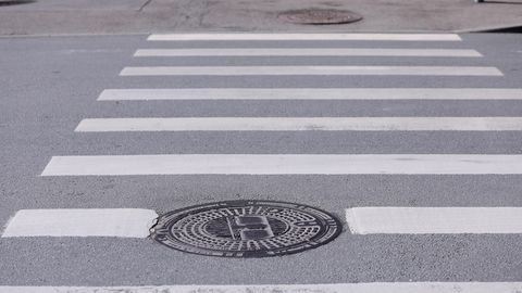 VIDEO ⟩ Uz bēdīgi slavenas gājēju pārejas Ziepniekkalnā notriekts pusaudzis nonāk slimnīcā ar lauztām kājām