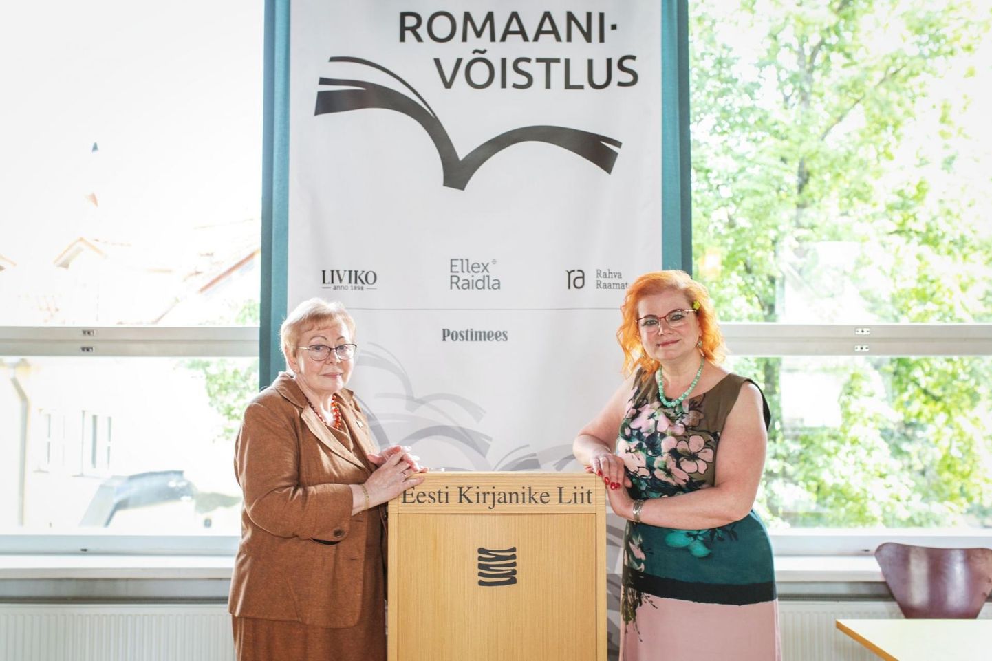 Eesti Kirjanike Liidu 2021. aasta romaanivõistluse võitjad Juta Kivimäe ja Loone Ots.