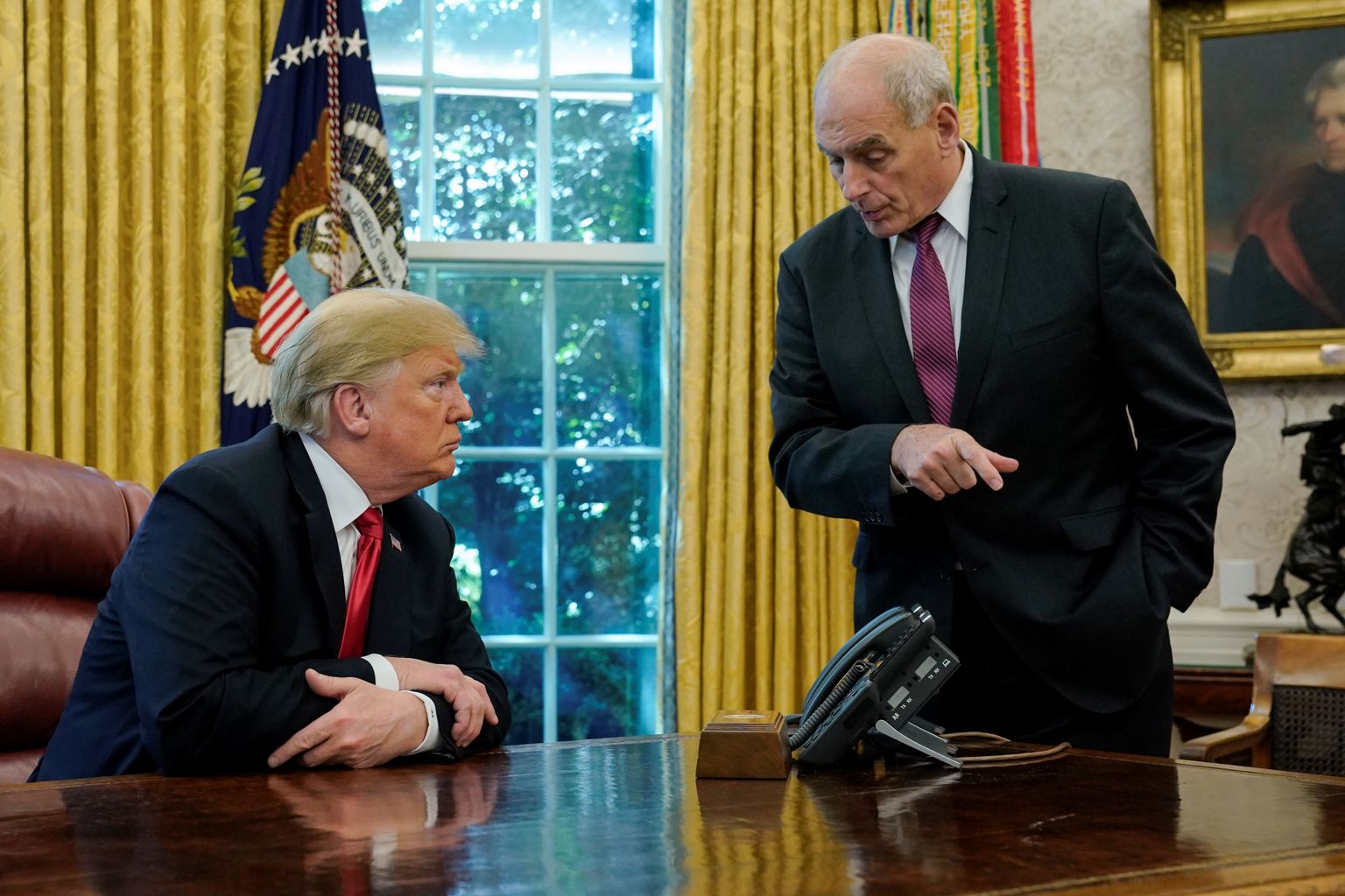 USA president Donald Trump rääkimas 10. oktoobril 2018 Valge Maja Ovaalkabinetis personaliülema John Kellyga